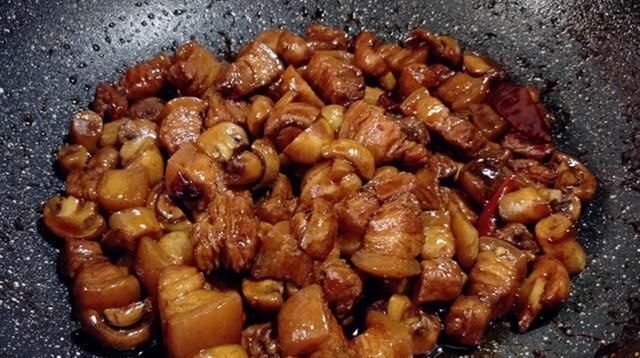 喜欢|东北家常菜口蘑烧肉,不用一滴油,只要这样做,全家人都喜欢