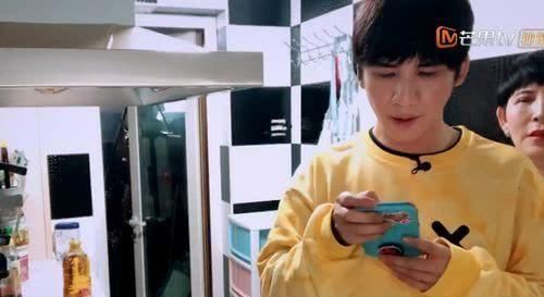  帮手|大张伟王一博在线挑战厨艺，一个让妈妈当帮手，一个状况频出