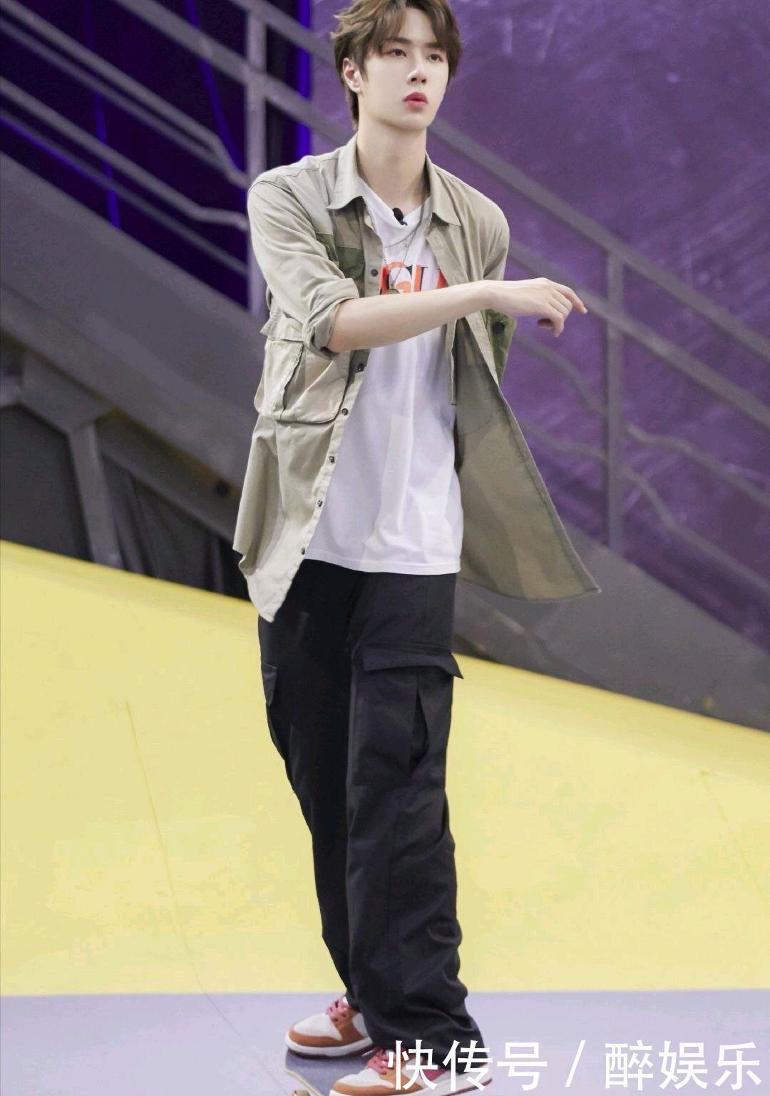 强忍|王一博敬业!脚伤严重坚持录制《天天向上》,面部紧皱强忍出镜