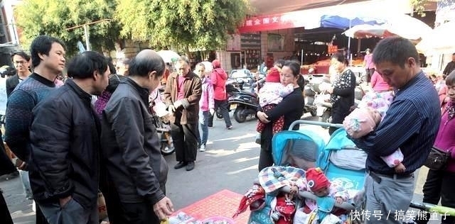 乞讨|夫妻二人想生男孩却生下四胞胎, 街头乞讨求助, 不敢回老家过冬天