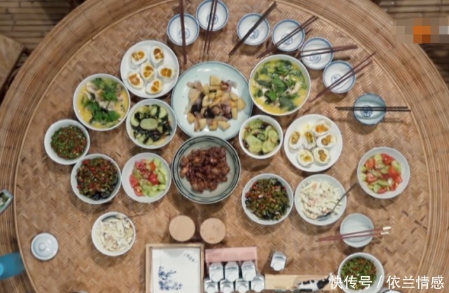  何老师|快乐家族作客蘑菇屋，待遇到底有多高看到晚饭场面，这真是第一次见
