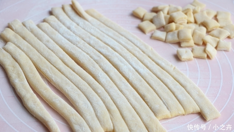 好吃|面粉里加2个鸡蛋,不用蒸不用炸,健康好吃,女儿一口一个停不了