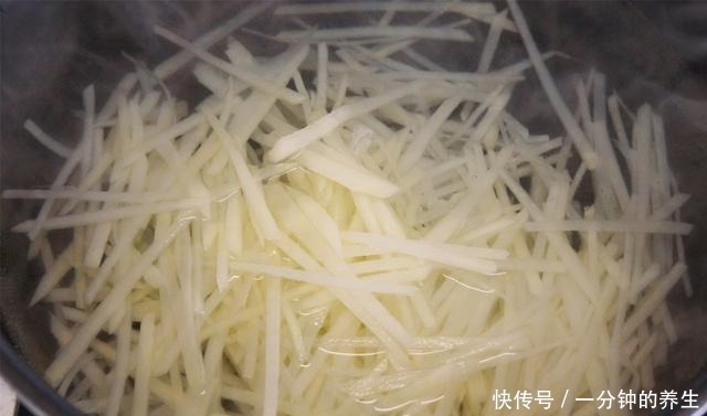 土豆丝|炒土豆丝,用醋的时间是关键,做错的人不少,难怪没饭店的好吃