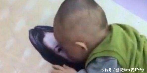  地上|爸爸带孩子去超市，一进去宝宝就趴地上了，周围人一看笑出眼泪