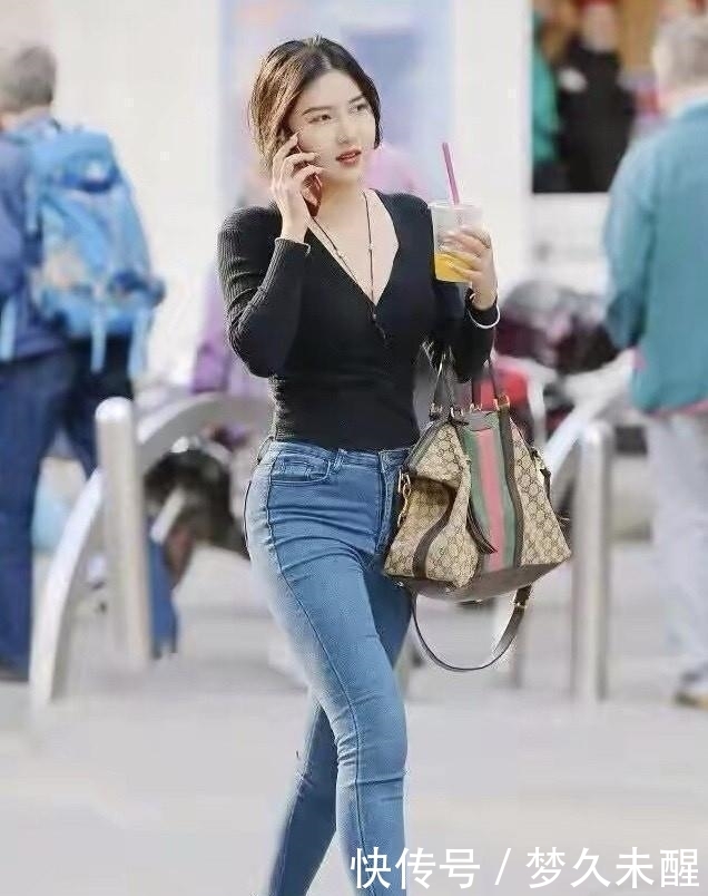 出有|牛仔裤拉长了腿部的比例,展现出曲线之美,穿出有格调的女神气质