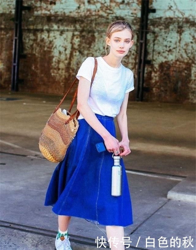 高级|女人想要高级得体怎么穿?“蓝色+白色”,最值得借鉴的穿搭解析