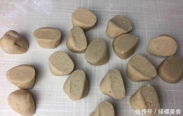  饺子|秋天包饺子就吃这个馅，比韭菜鲜，比芹菜营养，一口气能吃30个