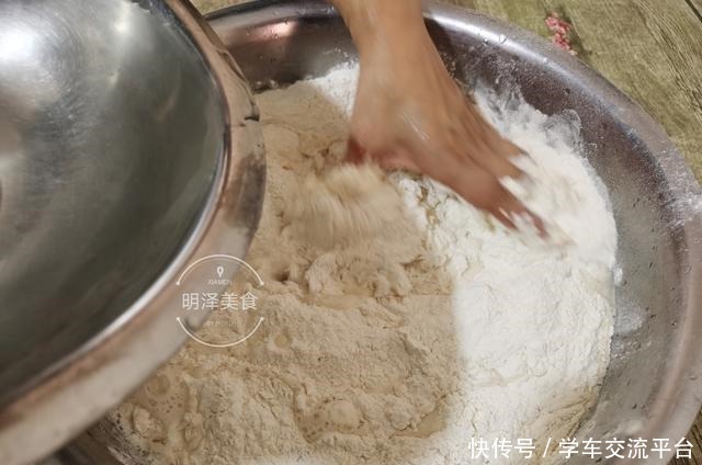 用酵母来发酵面粉|蒸馒头面粉与酵母的比例,可不可以放白糖面点师来教你怎样做