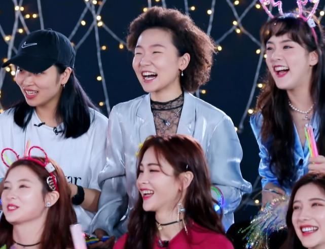 学员|青你2学员出席晚会,虞书欣坐C位,喻言躲王承渲背后“哭泣”