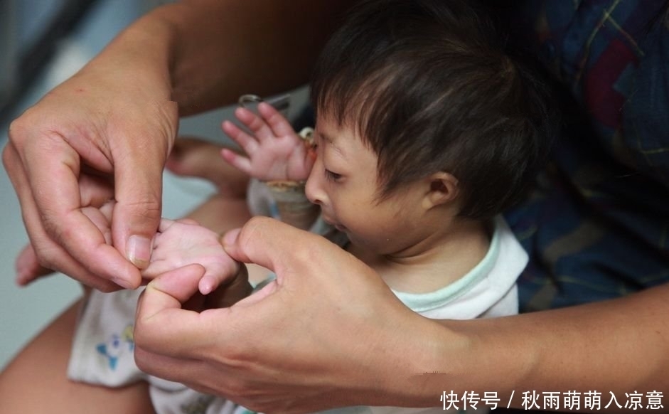  袖珍|年轻夫妻生下一个超级袖珍的女儿，结果做的事情很是感动