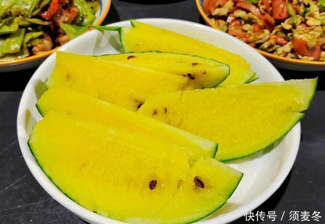 猪肉|一家三口的晚餐,猪头肉炒农民豆,火腿肠鸡蛋炒辣椒,大葱猪肉包