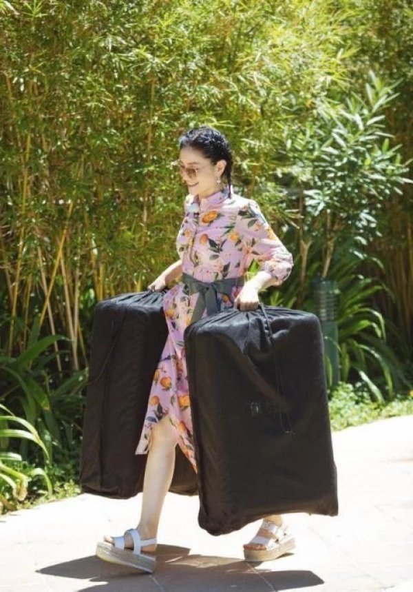  粉色|胡可穿粉色印花裙配蝎子辫，亮相《妻子4》，化身“大力美少女”