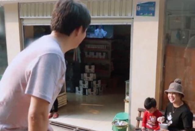 黄磊|《向往4》黄磊在村里发现小卖部,看清商品后,这下彻底露馅了