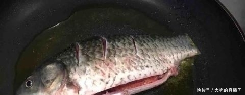 鱼刺|鱼刺卡在喉咙里,喝醋也不行,教你1招,鱼刺自己跑出来,快收藏