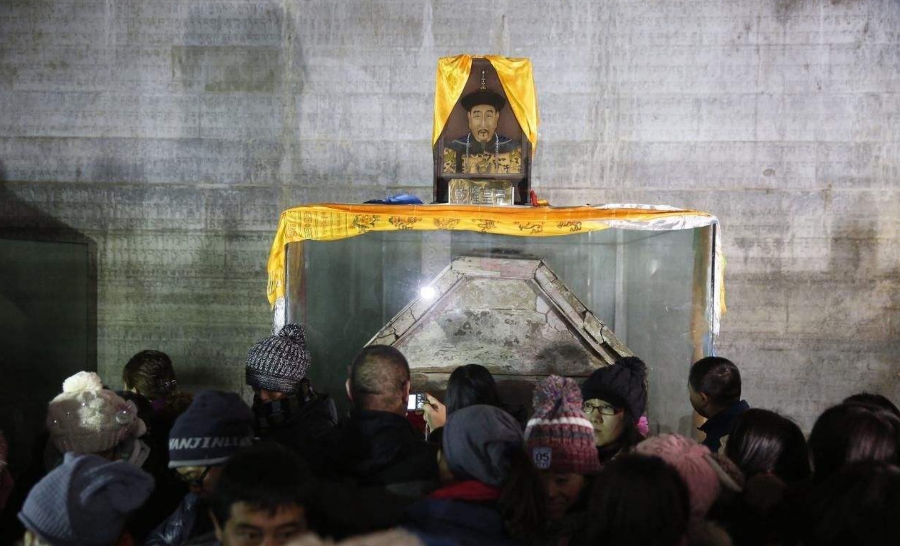 后妃|乾隆后妃墓穴百年后遭挖掘,清宫隐秘丑闻暴露,乾隆曾想瞒天过海