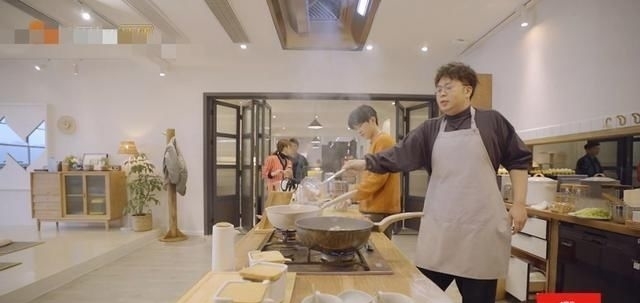  家族|吴昕在节目中下厨，虽然动作生疏，但是快乐家族其他人的反应却