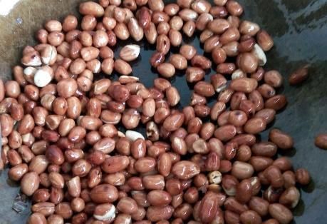  有人|炸花生米时，有人热油下锅有人先泡水？教你正确做法，酥香脆