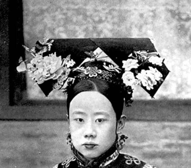 妇女|清朝真实格格老照片图4宫女美如画,图8妇女憨态可掬!