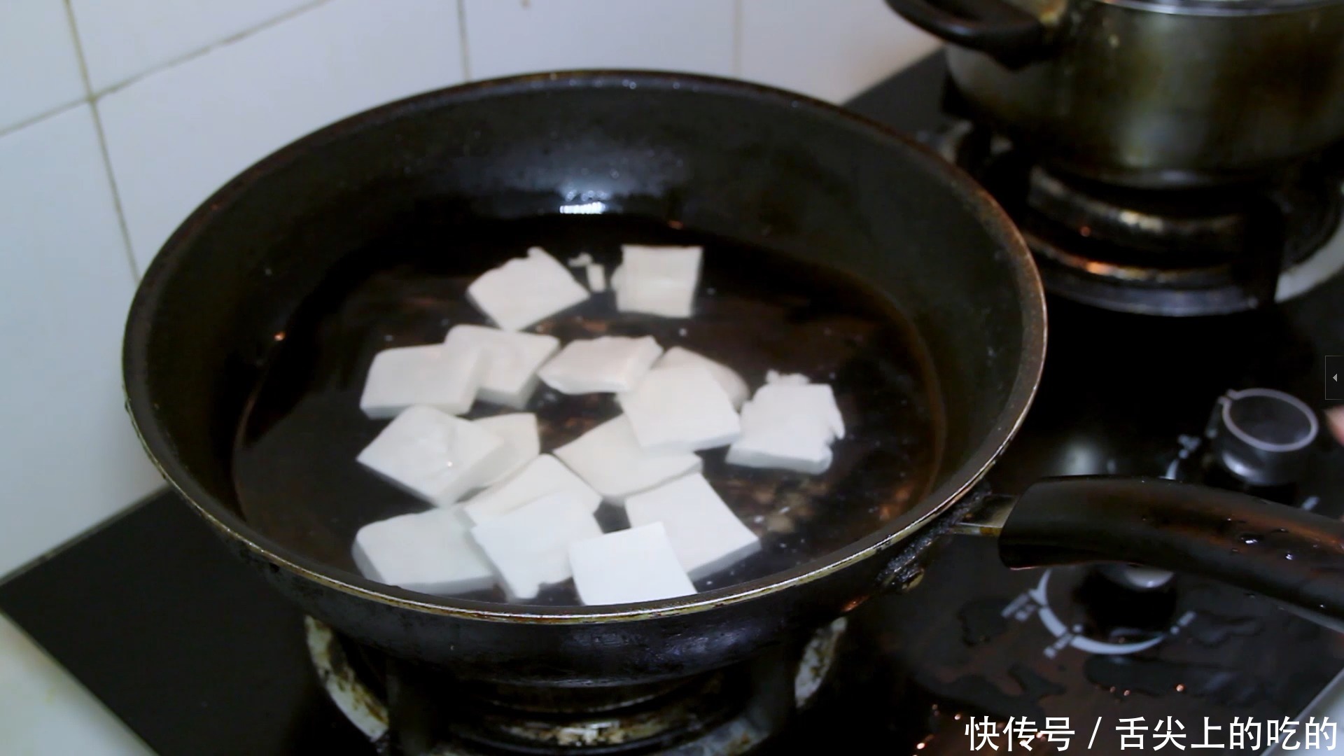 夏季|教你做网红夏季凉拌菜:皮蛋拌豆腐,色泽鲜亮口感丰富