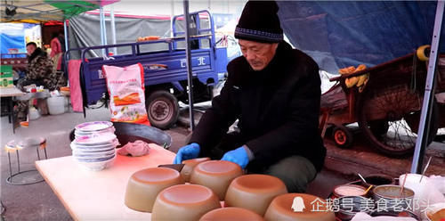 食客|大叔街头卖“廉价”小吃，4块钱一份遭哄抢，食客吃完打饱嗝