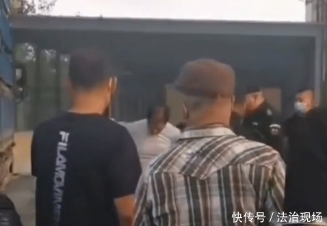 身亡|一男子当街被捅3刀，跪在共享单车旁身亡，疑与瓜贩争地盘所致！