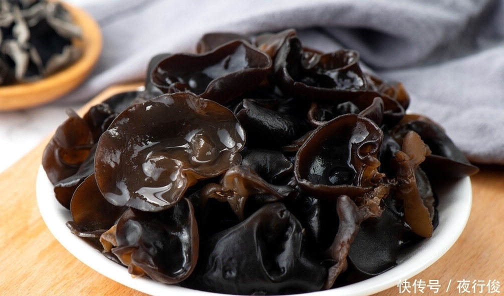 牢记|泡木耳时,牢记3个技巧,3分钟全泡开,木耳又大又干净