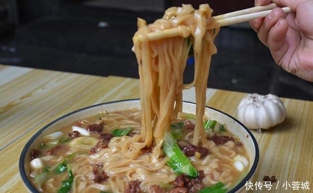 卖出|胖大叔只卖1种面, 1天卖出800碗! 天天排队都要买, 吃过的都说香