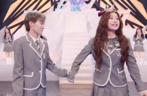 总决赛|青你2总决赛其他学员家人举应援牌就写名字,就虞书欣家人与众不同