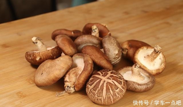 效去除里面|洗香菇,只用清水洗就错了,大厨教你一招,脏东西虫卵自己跑出来