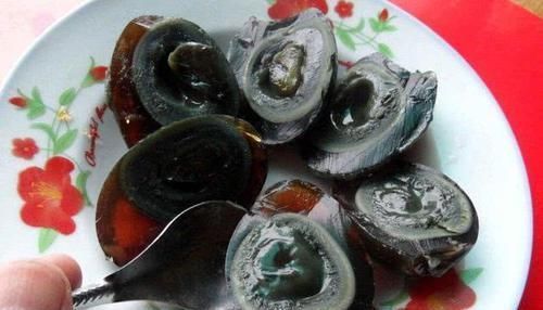 手中|老外吐槽中国美食难吃,看到他手中食物,网友能否先把包装拆掉