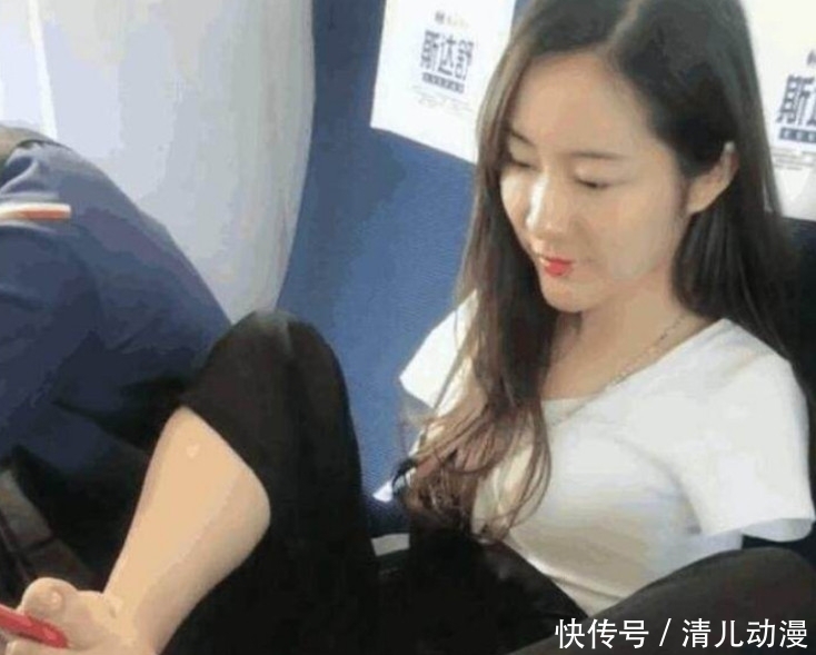 忍不住|高铁上女子把脚放桌上，男子忍不住想骂人，走近看清后却傻了！