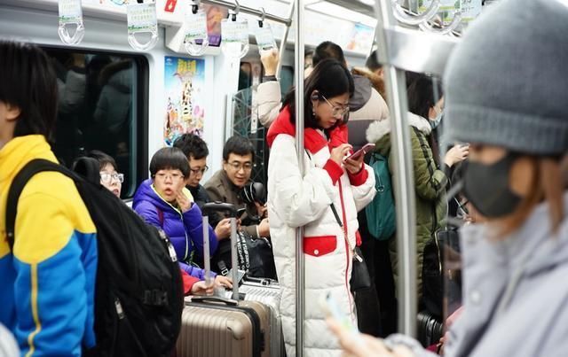 羞愧|地铁上“假孕妇”被逼让座，面对质疑，5岁小孩的一句话让人羞愧