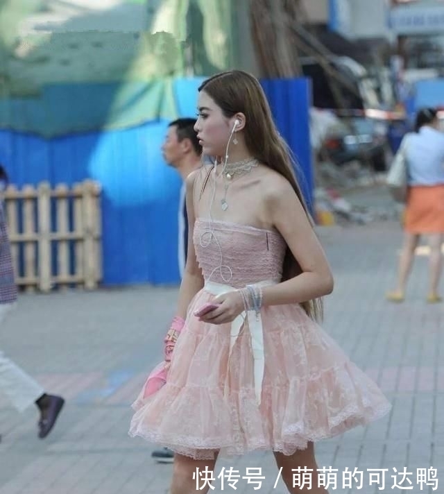 美女|街拍美女:身穿衬衫的姐姐出街,热裤展现青春活力,像谁的初恋吗