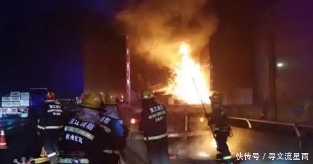 可能着火了…昨天深夜,一辆快递车起火