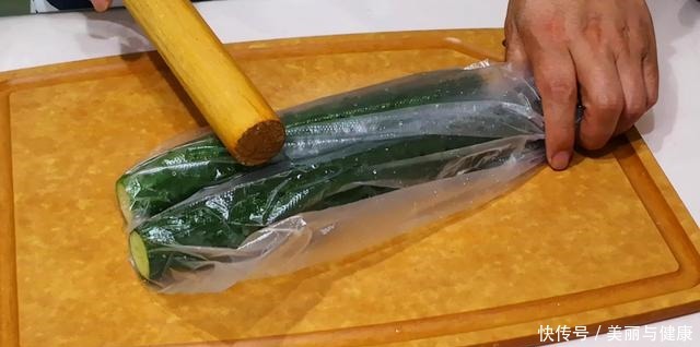 入味|做拍黄瓜时,最忌拍碎后直接拌,多加一个步骤,黄瓜爽脆又入味