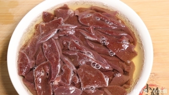  去除|不管猪肝怎么做，这一步万万要有，去除毒素，口感嫩滑还不腥