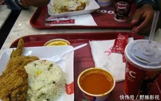 印度人|中国小伙在印度吃肯德基,上餐之后,为何会愣到不知如何开吃
