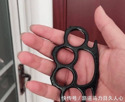 位网友|“该如何让阿姨把脚从我的鞋子上挪开？”哈哈哈哈好烦人