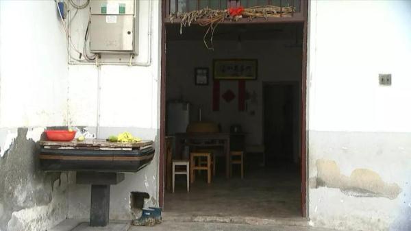 老太|“天降”一万六！老太一觉醒来，身边多出两沓钱