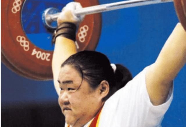 举重|举重天才放弃国籍为他国夺冠,她出生贫苦,冒死一举为祖国夺金