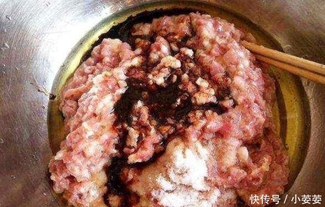  大厨|大厨姨夫看我调的饺子馅, 摇头直说: 你把酱油换成它, 好吃百倍