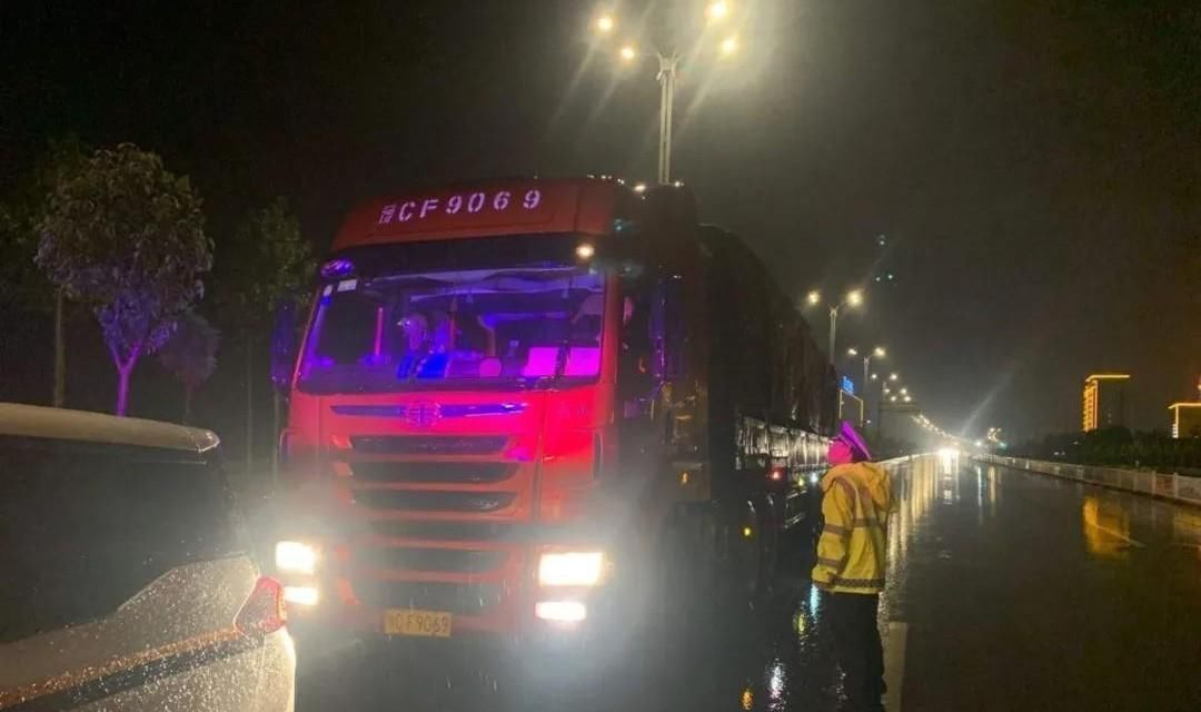 整治|洛宁交警持续整治渣土车 打赢蓝天保卫战