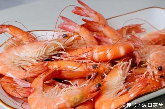 过程中|白灼虾时,放盐时机有讲究,否则虾肉腥味重还难吃,一锅虾白煮了