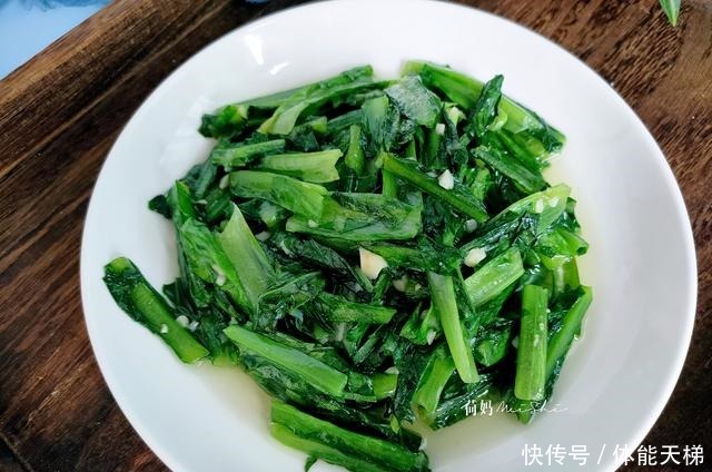 开心|一家四口的晚餐,妈妈做了三菜一汤,简单营养味美,家人吃着开心