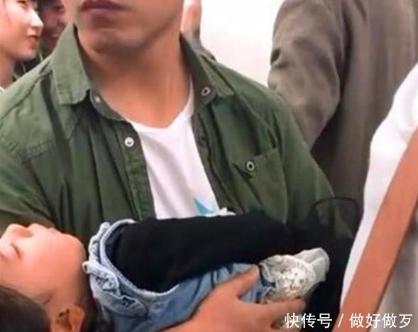 全程|爸爸带女儿坐地铁，全程一小时无人让座，一个举动让全车人动容