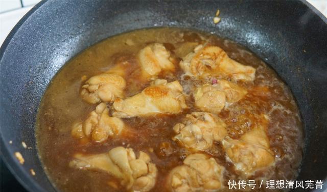 超爱|鸡翅和这2味料一起焖,比韩式炸鸡还够味,简单好吃,孩子超爱吃
