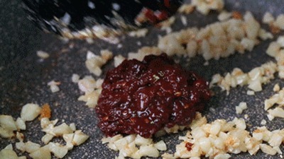 粘锅糊锅|土豆别再炒丝儿了,这样煎一煎,比吃肉还香