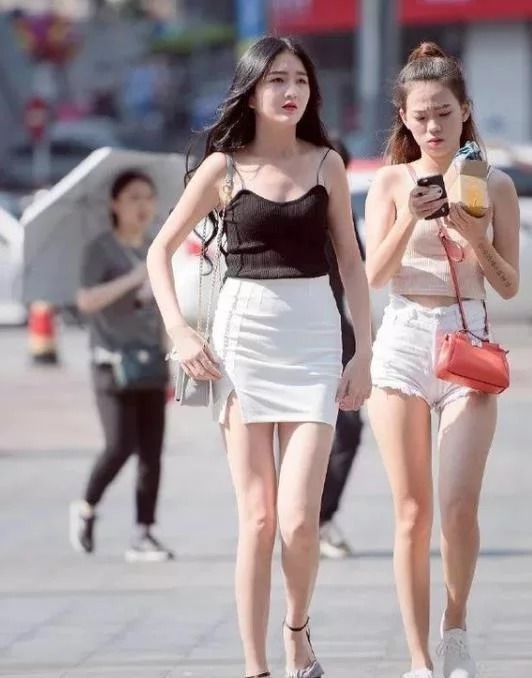 特别|街拍:小姐姐扎着马尾,颜值十分高的,显得特别的靓丽