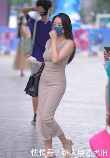 炸街|街拍！贵妇“受伤”还出门“炸街”？这身紧身连衣裙不可辜负