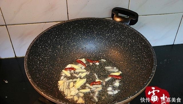 没了|鸡翅别再红烧了,换个花样加它一起烧,喷香下饭,一盘转身就没了